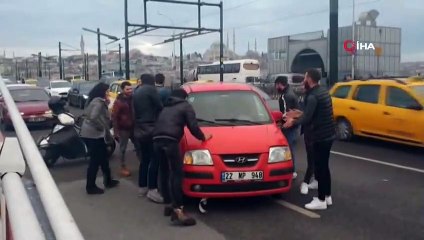 Galata Köprüsü’nde Arıza Yapan Aracı Gören Vatandaşlar Seferber Oldu