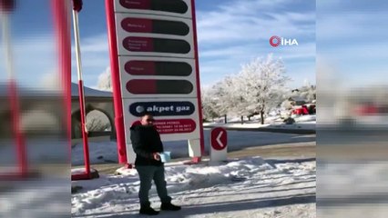 Eksi 22 derecede havaya serpilen sıcak su buz taneciklerine dönüştü