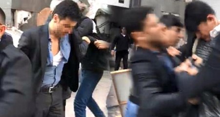 Seyyar Satıcı El Arabasına El Koymak İsteyen Zabıtanın Burnunu Kırdı