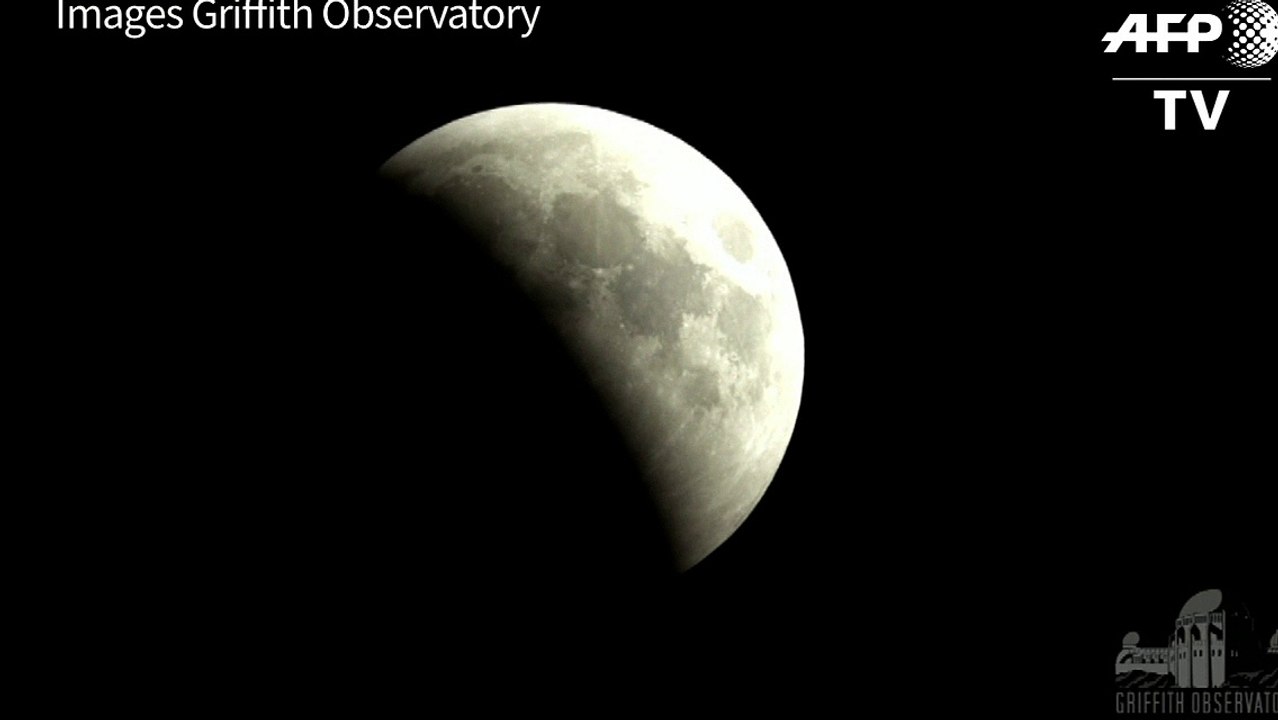 La lune s'éclipse puis devient rouge