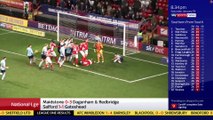 Un fan de Charlton Athletic célèbre un but... avec un coup de pied dans les parties