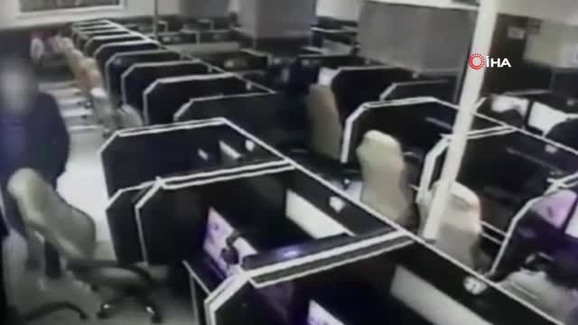 İnternet Kafede Cep Telefonu Hırsızlığı Kameraya Böyle Yansıdı