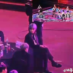 Taehyung (BTS - 방탄소년단) interaction to Momoland (모모랜드)