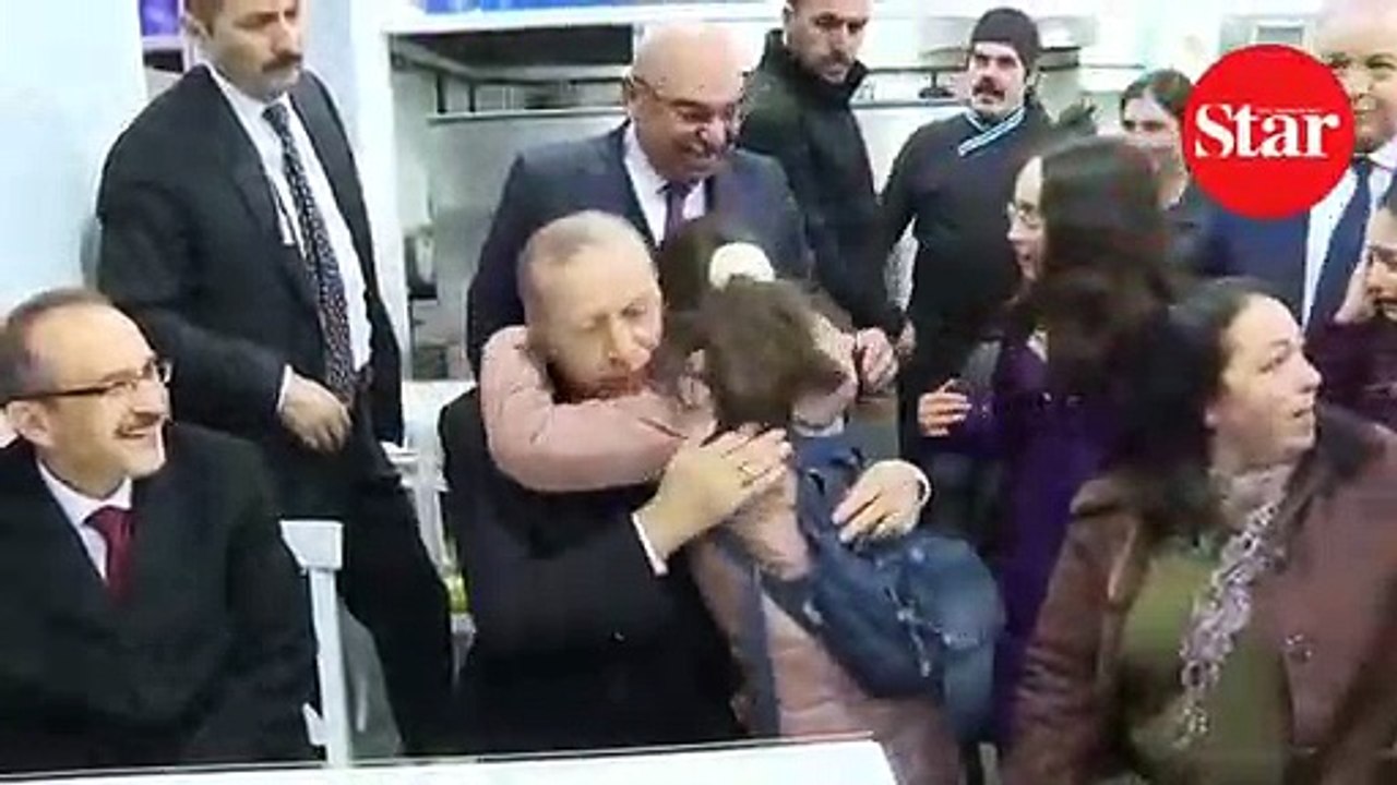 Başkan Erdoğan, vatandaşlarla çay içip simit yedi