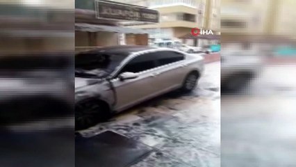Park halindeki 2 otomobil kundaklandı