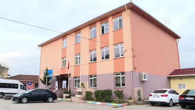 Protokol üyeleri yükümlülerle okulda boya yaptı - KOCAELİ
