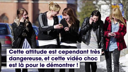 Un passant regarde son téléphone en marchant dans la rue, puis l'horreur se produit