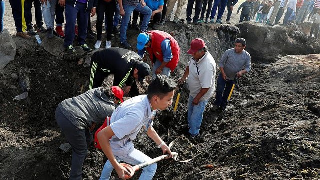 Funerales y búsquedas desesperadas tras la explosión de un oleoducto en México