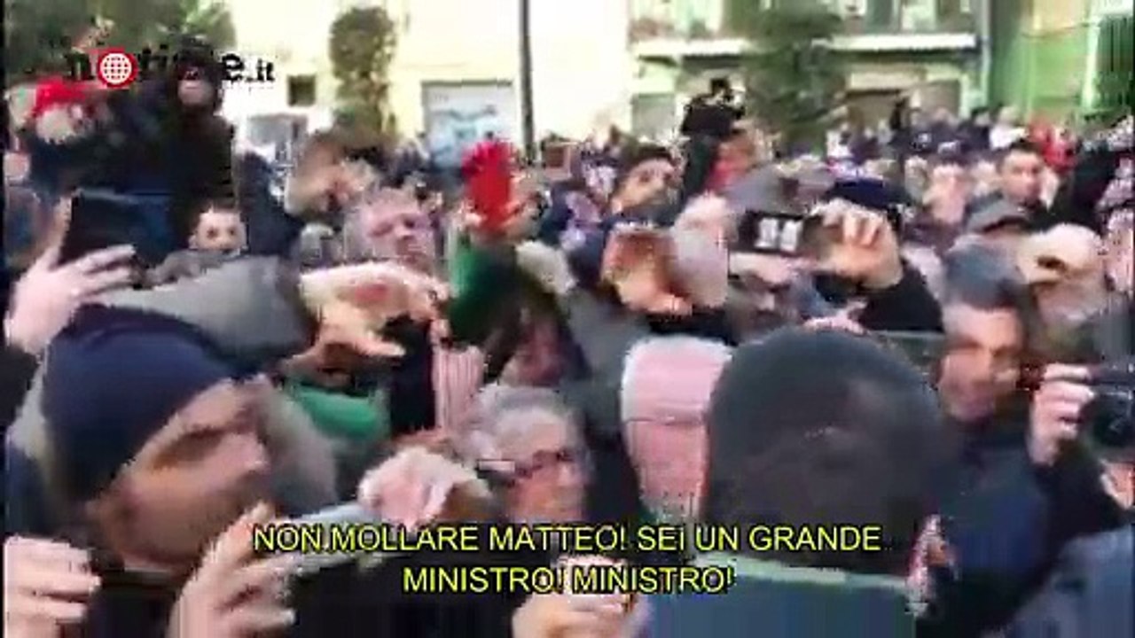 Napoli, la visita di  Matteo Salvini tra baciamano e cori "Il sud ti odia" | Notizie.it