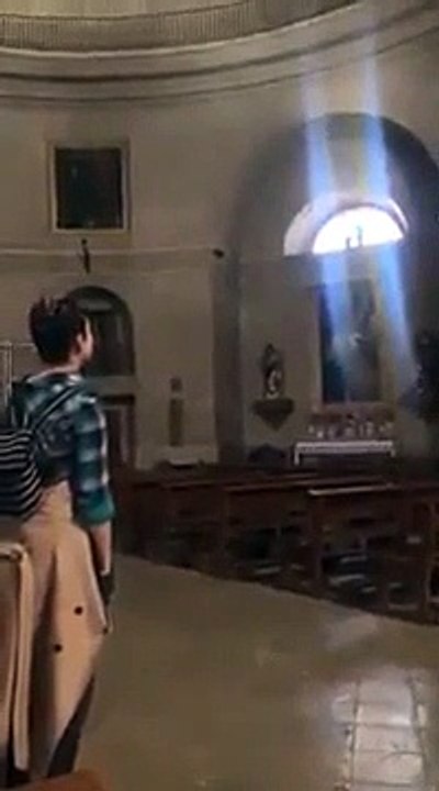 Une femme chante magnifiquement ‘Ave Maris Stella’ dans une cathédrale