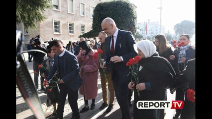 Video herunterladen: Report TV - Kryeministri Rama, familjarë dhe të afërm homazhe në nder të viktimave të 21 janarit