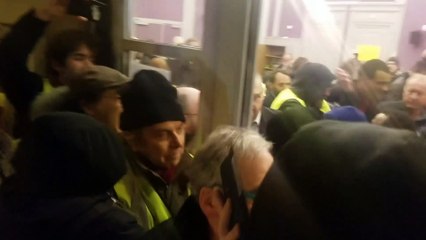 Besançon : des gilets jaunes forcent l'entrée du premier grand débat avec Stanislas Guérini