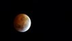 Eclipse lunar total é observado em várias partes do mundo