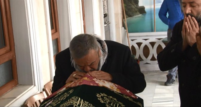 Annesinin Tabutuna Sarılıp Gözyaşı Döktü