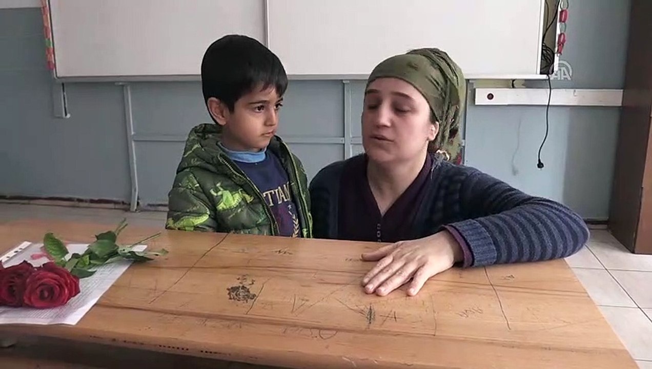 Göremediği karnesini annesi mezarına getirdi - HATAY