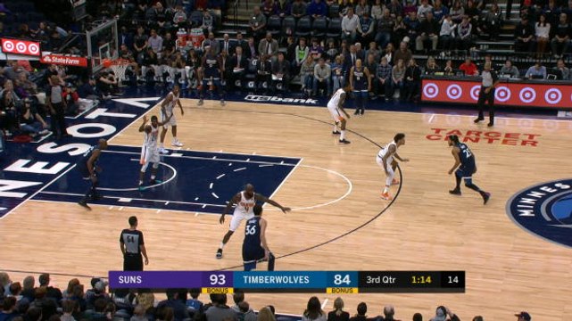 Derrick Rose crossover sends defender the wrong way