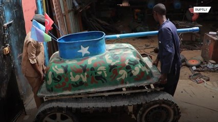Un mecánico somalí fabrica un tanque casero hecho de chatarra