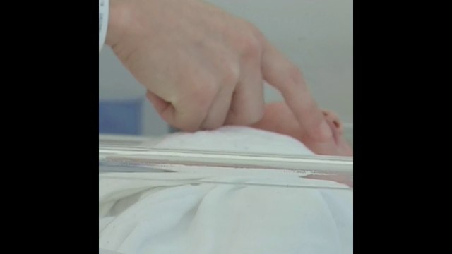 Trois nouveaux bébés sont nés sans bras à proximité et on ne sait toujours pas l’expliquer