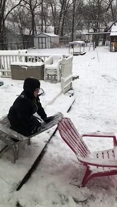 Il se mange la chaise dans la tête.. Cet enfant n'aurait pas dû jouer dans la neige !