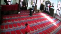 Caminin kumbarasına para atıp, imamın telefonunu çaldılar