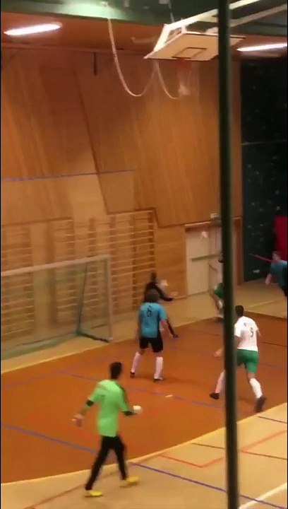 Meilleur jongle en futsal : une roulette par dessus le joueur, du jamais vu !