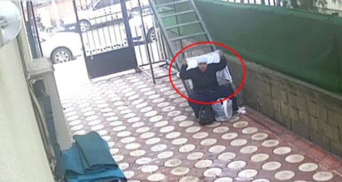 Kadın Kılığına Girip Dilenen Şahıs, Kameralara Yakalandı