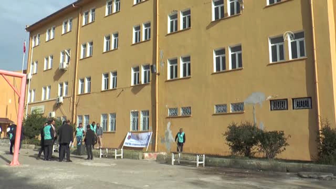 Denetimli Serbestlik Yükümlüleri Yarıyıl Tatilinde Okulları Boyuyor