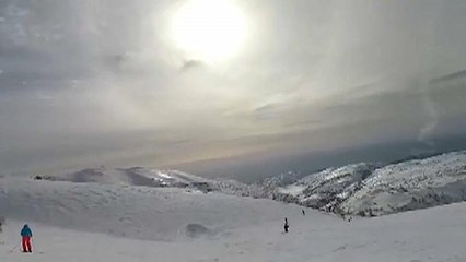 شاهد: كاميرا سائحة إسرائيلية تتزلج على سفح الجولان ترصد إطلاق صواريخ عبر الحدود