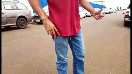 Dificuldade em transitar por rua estreita gera reclamação no Guarujá