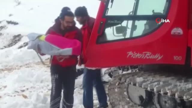 Karla Mücadele Ekipleri Hastaları Kurtarma ve Karla Mücadele Çalışmalarını Aralıksız Şekilde Devam...