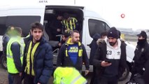 - Fenerbahçe taraftarı Bursa girişinde didik didik arandı