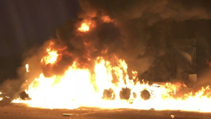 고속도로에서 탱크로리가 트럭 충돌 후 화재 / YTN