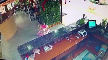 Başıboş kalan bebek yürüyen merdivenlerden düştü