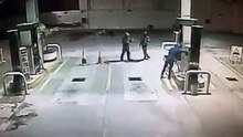 Cachorro abandonado salva frentista de assalto