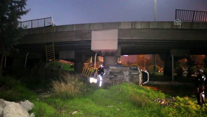 Otomobil köprülü kavşaktan düştü: 4 yaralı - ADANA