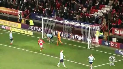 Le tâcle d'un spectateur dans les parties intimes du footballeur Krystian Bielik