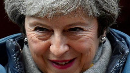 Theresa May pede ajuda à oposição e insiste em cumprir o "brexit"