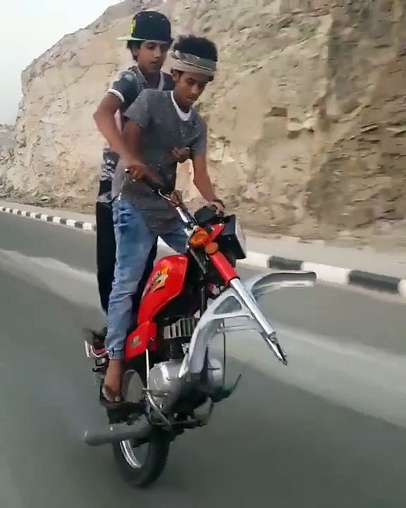 Faire de la moto, sans frein et surtout sans roue avant