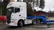 Un gamin de 8 ans conduit un camion comme un pro