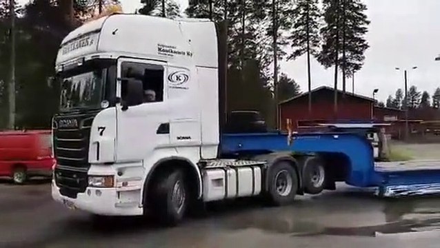 Un gamin de 8 ans conduit un camion comme un pro