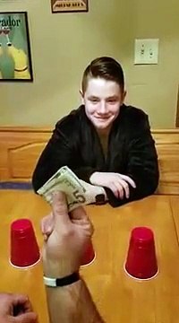 Quand tu penses avoir gagné au jeu des gobelets... FAIL