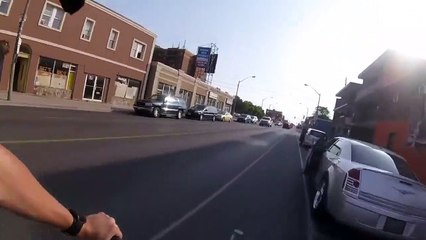 Descargar video: Ce cycliste se prend la portière d'un conducteur distrait. Enorme gamelle