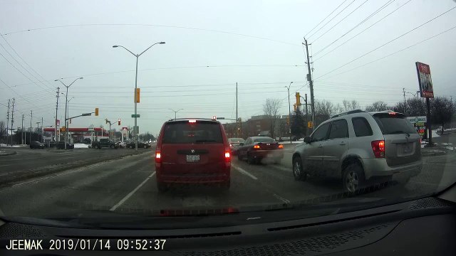 Un conducteur fonce droit sur un lampadaire à un carrefour !
