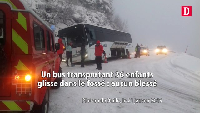 Un bus transportant 36 enfants glisse dans le fossé : aucun blessé