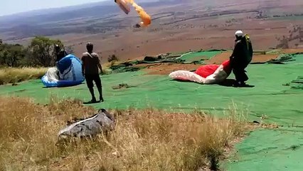 Un parapentiste pris au piège dans un violent tourbillon de poussière