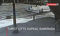 Turist çifte kapkaç kamerada