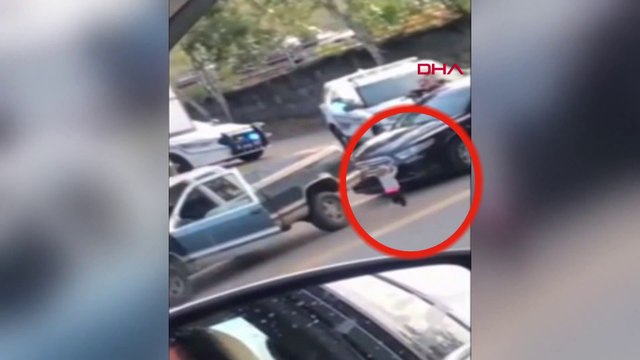 Babasının gözaltına alındığını gören küçük kız da ellerini kaldırıp polise yürüdü