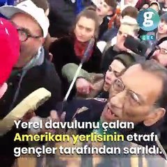 ABD'den ırkçı görüntüler: Trump şapkalı gençler, Kızıldereli sanatçının etrafını sarıp onunla dalga geçtiler.
