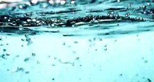 西川輝寿　Blue Scene Of Water Splashing From Left To Right, Generating Waves And Bubbles In 4K