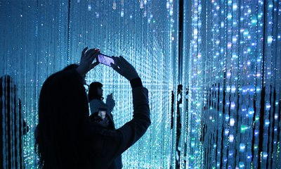 Tokyo'daki dijital sanat müzesinde görsel şölen